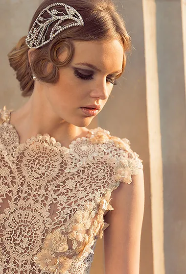 Braut im Vintage-Stil mit Haarschmuck und Spitzenkleid