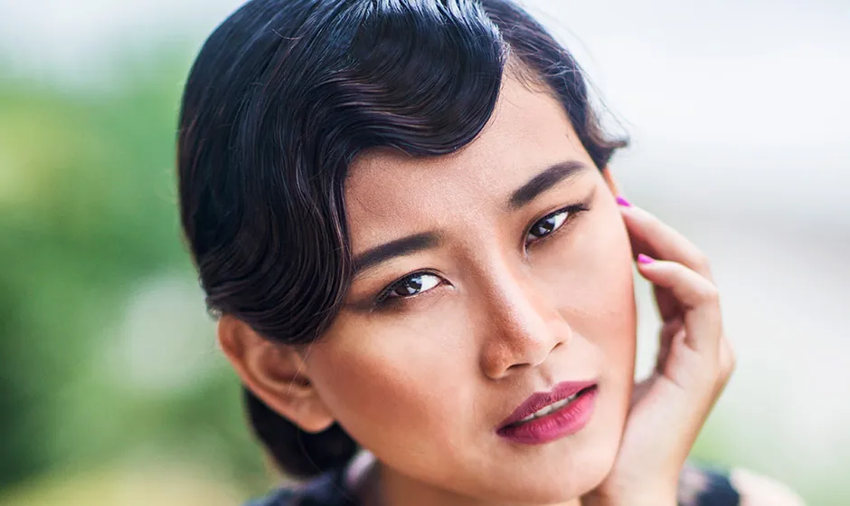 Model mit eleganter Wasserwellen-Frisur und Make-up