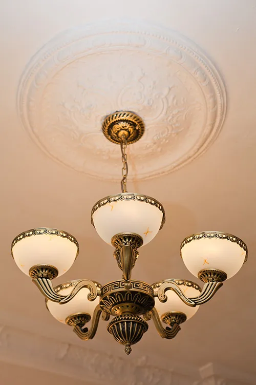 Barocker Spiegel und goldener Frisiertisch