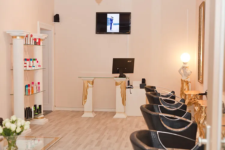 Salon mit Spiegeln, Säulen und Bedienplätzen